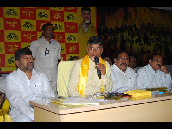 తెలంగాణ టీడీపీ నేతలతో చంద్రబాబు 