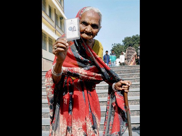 పోలింగ్ కేంద్రాల వద్ద క్యూలో ఓటర్లు