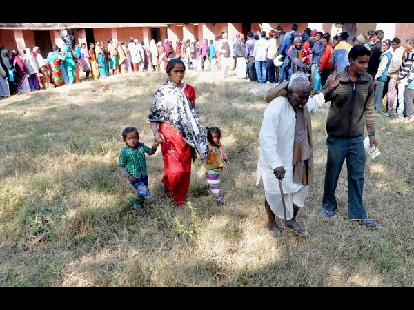 పోలింగ్ కేంద్రాల వద్ద క్యూలో ఓటర్లు