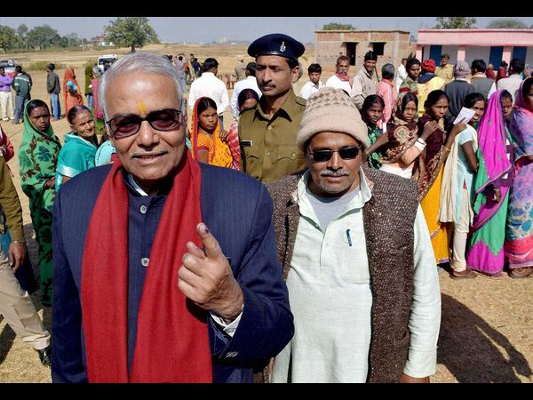 పోలింగ్ కేంద్రాల వద్ద క్యూలో ఓటర్లు