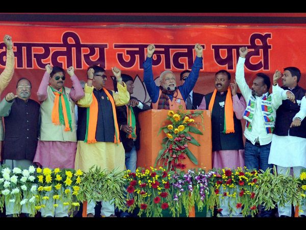 పోలింగ్ కేంద్రాల వద్ద క్యూలో ఓటర్లు