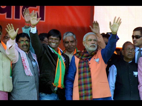 పోలింగ్ కేంద్రాల వద్ద క్యూలో ఓటర్లు