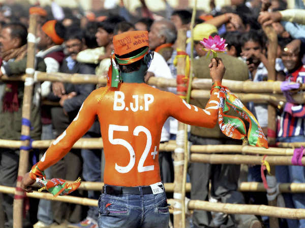 పోలింగ్ కేంద్రాల వద్ద క్యూలో ఓటర్లు