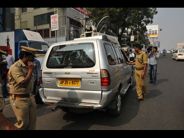 నగరంలో క్యాబ్‌లపై విస్తృత తనిఖీలు