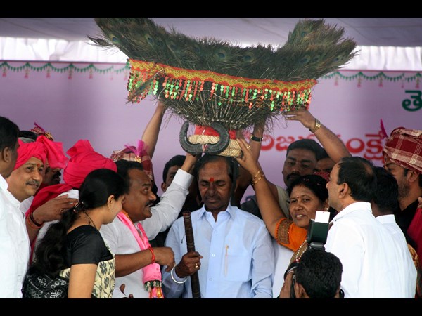 గిరిజన వేషధారణలో...