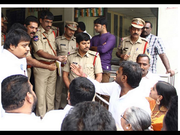 పోలీస్ స్టేషన్ వద్ద ఉద్రికత్త