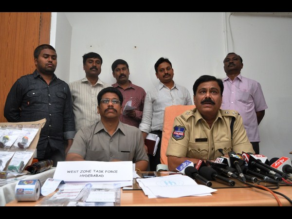  నకిలీ పత్రాలతో..