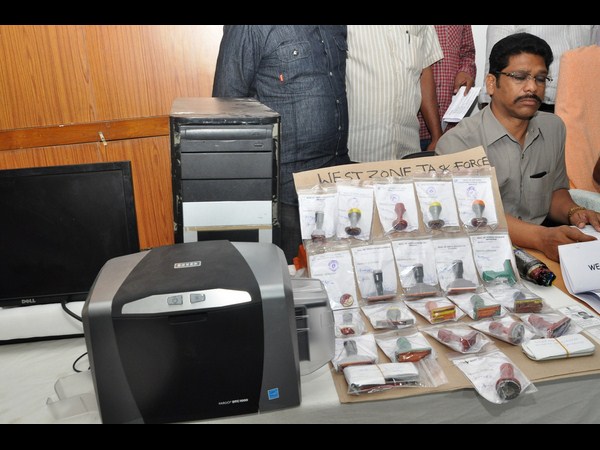  నకిలీ పత్రాలతో..