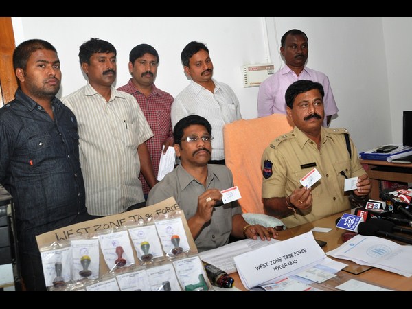  నకిలీ పత్రాలతో..