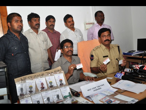  నకిలీ పత్రాలతో..