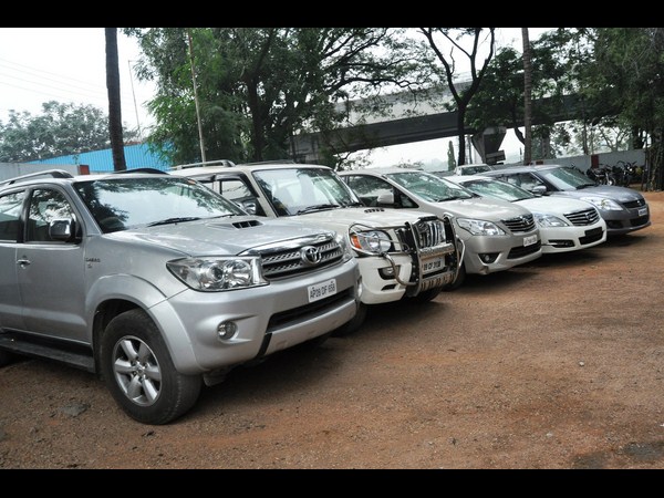  నకిలీ పత్రాలతో..