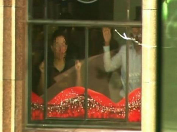 IS gunman take several people hostage at cafe in Sydney