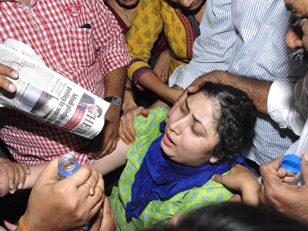 Chakri's wife cries for him Chakri's wife cries for him