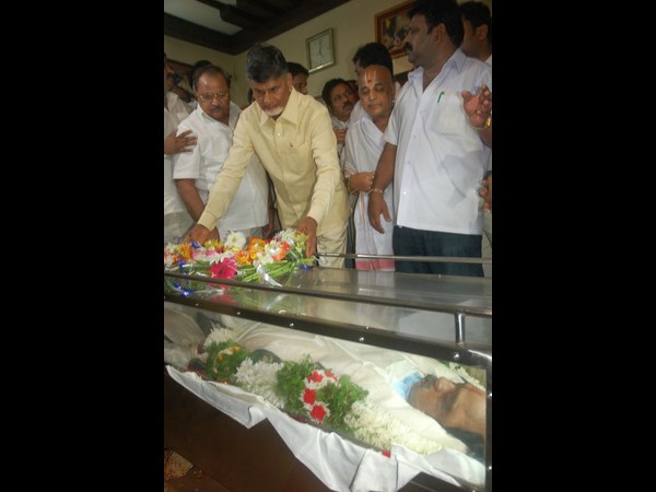 చంద్రబాబు నివాళి చంద్రబాబు నివాళి