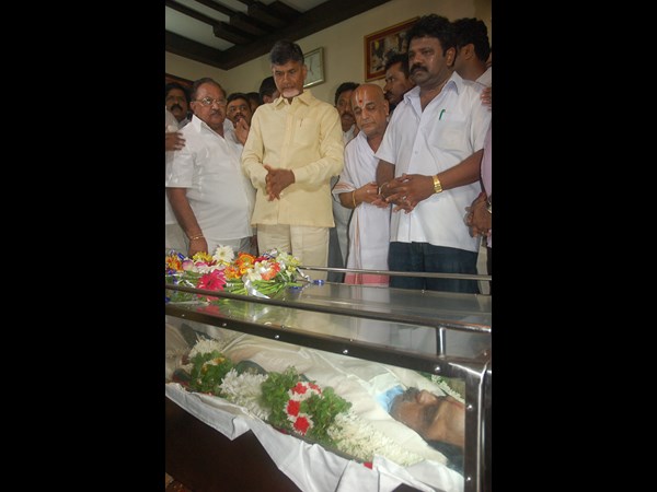 చంద్రబాబు నివాళి చంద్రబాబు నివాళి