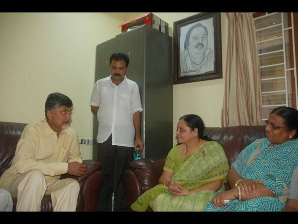 చంద్రబాబు నివాళి చంద్రబాబు నివాళి