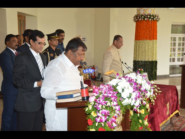 చందూలాల్ ప్రమాణం