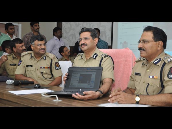 ఠాణాలకు ఫేస్‌బుక్