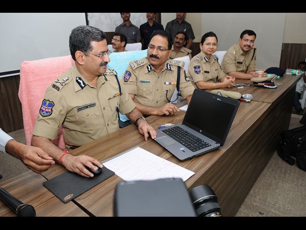 ఠాణాలకు ఫేస్‌బుక్