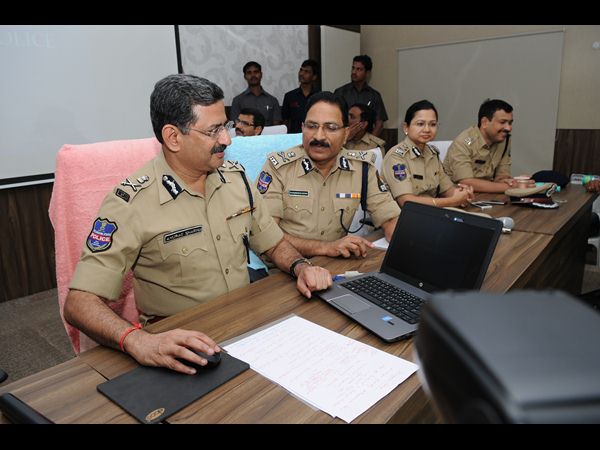 ఠాణాలకు ఫేస్‌బుక్