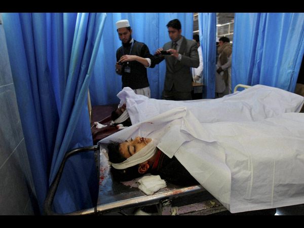  అంత్యక్రియల్లో రొదిస్తున్న తల్లిదండ్రులు