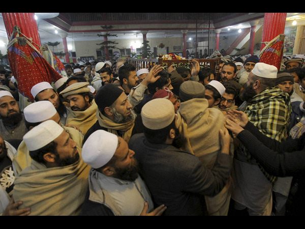  అంత్యక్రియల్లో రొదిస్తున్న తల్లిదండ్రులు