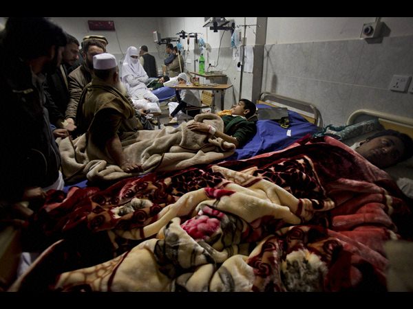  అంత్యక్రియల్లో రొదిస్తున్న తల్లిదండ్రులు