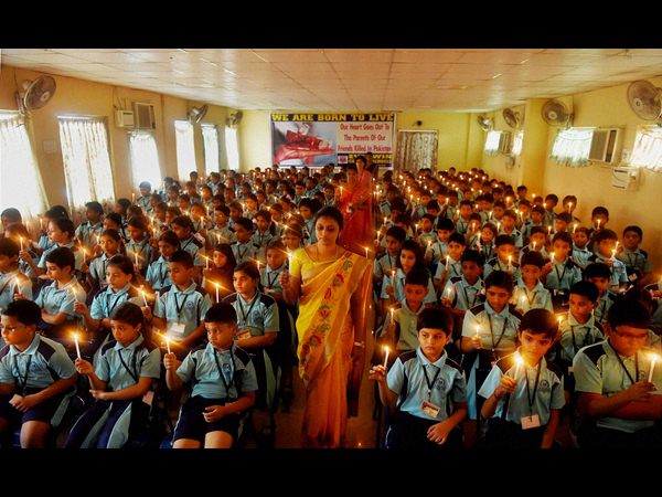  అంత్యక్రియల్లో రొదిస్తున్న తల్లిదండ్రులు