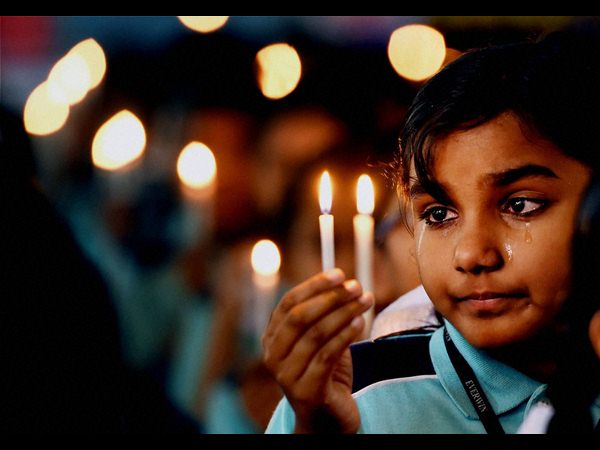 అంత్యక్రియల్లో రొదిస్తున్న తల్లిదండ్రులు