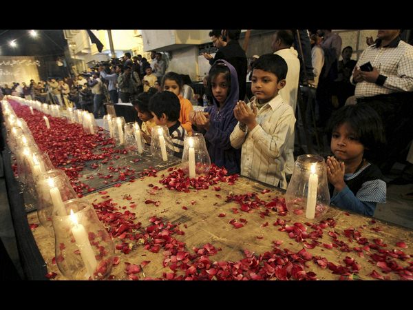  అంత్యక్రియల్లో రొదిస్తున్న తల్లిదండ్రులు