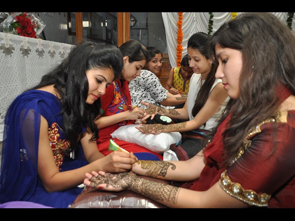 మెహిందీ పోటీలు