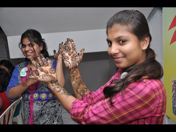 మెహిందీ పోటీలు