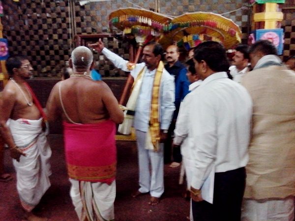 కేసీఆర్‌కు వేదపండితుల ఆశీర్వాదం