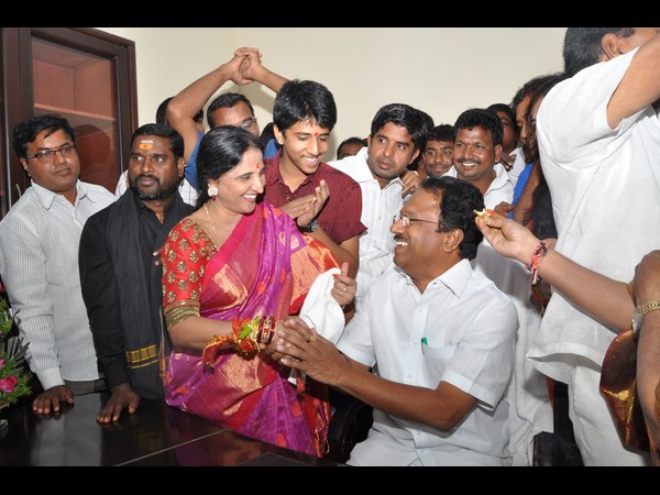 మంత్రిగా బాధ్యతలు స్వీకరించిన లక్ష్మారెడ్డి 