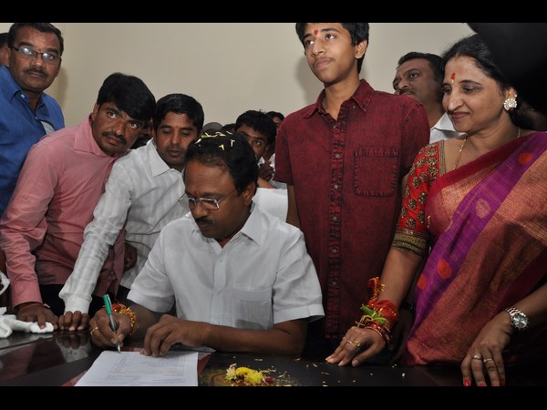  మంత్రిగా బాధ్యతలు స్వీకరించిన లక్ష్మారెడ్డి 