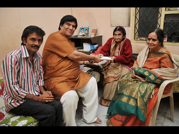  నటుడు కాంతారావు భార్య హైమావతికి రమణాచారి ఆర్ధిక సహాయం (ఫోటోలు) 