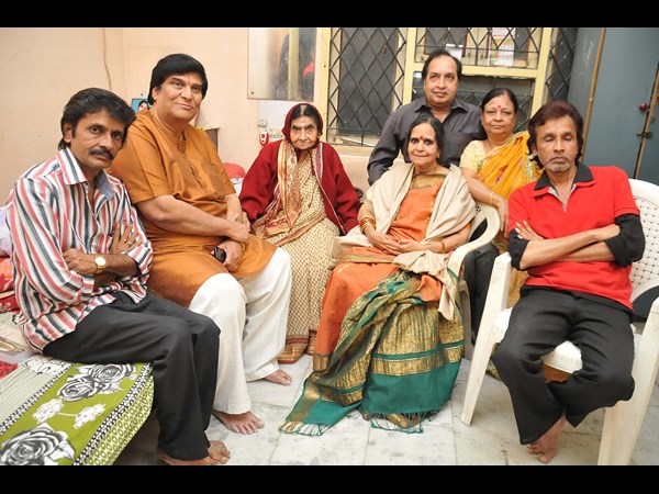  నటుడు కాంతారావు భార్య హైమావతికి రమణాచారి ఆర్ధిక సహాయం (ఫోటోలు) 