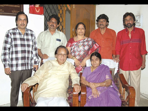 నటుడు కాంతారావు భార్య హైమావతికి రమణాచారి ఆర్ధిక సహాయం (ఫోటోలు) 