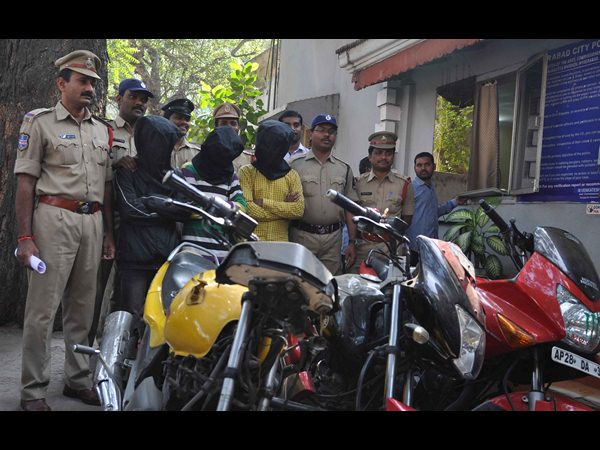 చైన్స్నాచర్ల అరెస్ట్ చైన్స్నాచర్ల అరెస్ట్