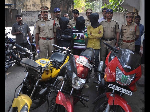 చైన్ స్నాచర్ల అరెస్ట్ చైన్ స్నాచర్ల అరెస్ట్