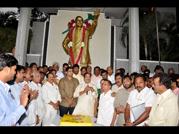 ఎన్టీఆర్‌కు నివాళులు