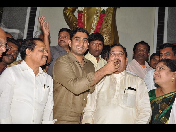 కళా వెంకట్రావుకు తినిపించారు..