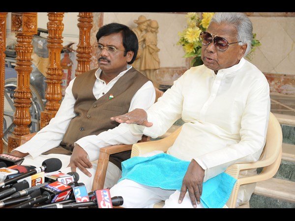 కొడుకు వివేక్‌తో కలిసి మీడియాతో..(ఫైల్)