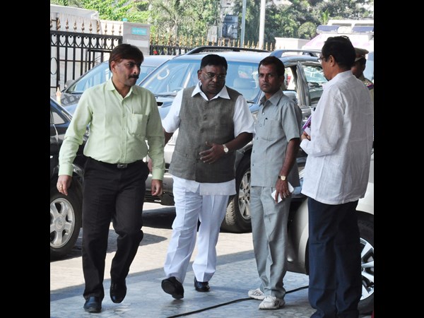 ఆస్పత్రి వద్ద కాకా కుమారుడు వినోద్