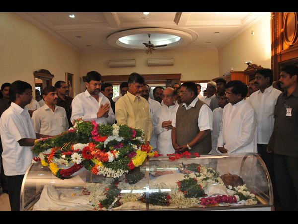 అంతిమయాత్రలో కాకాకు కన్నీటి వీడ్కోలు అంతిమయాత్రలో కాకాకు కన్నీటి వీడ్కోలు