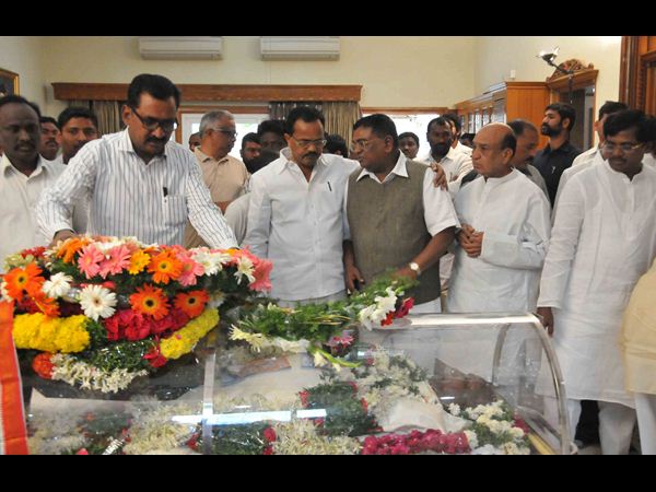 అంతిమయాత్రలో కాకాకు కన్నీటి వీడ్కోలు అంతిమయాత్రలో కాకాకు కన్నీటి వీడ్కోలు