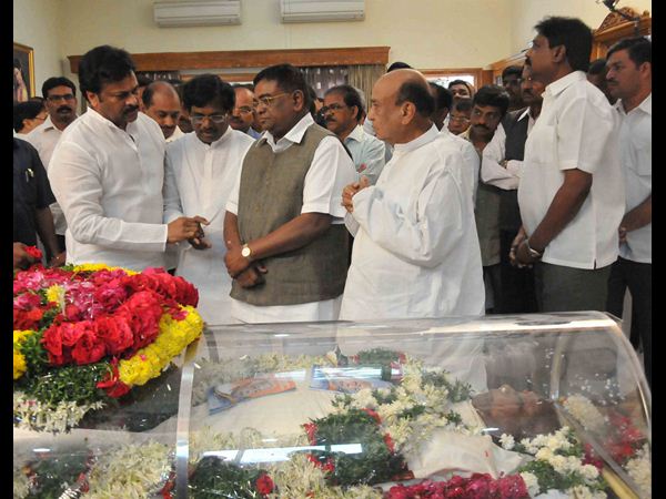 అంతిమయాత్రలో కాకాకు కన్నీటి వీడ్కోలు అంతిమయాత్రలో కాకాకు కన్నీటి వీడ్కోలు