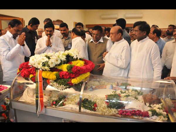 అంతిమయాత్రలో కాకాకు కన్నీటి వీడ్కోలు అంతిమయాత్రలో కాకాకు కన్నీటి వీడ్కోలు