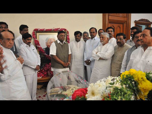 అంతిమయాత్రలో కాకాకు కన్నీటి వీడ్కోలు అంతిమయాత్రలో కాకాకు కన్నీటి వీడ్కోలు