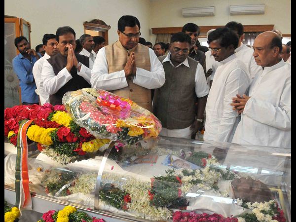 అంతిమయాత్రలో కాకాకు కన్నీటి వీడ్కోలు అంతిమయాత్రలో కాకాకు కన్నీటి వీడ్కోలు